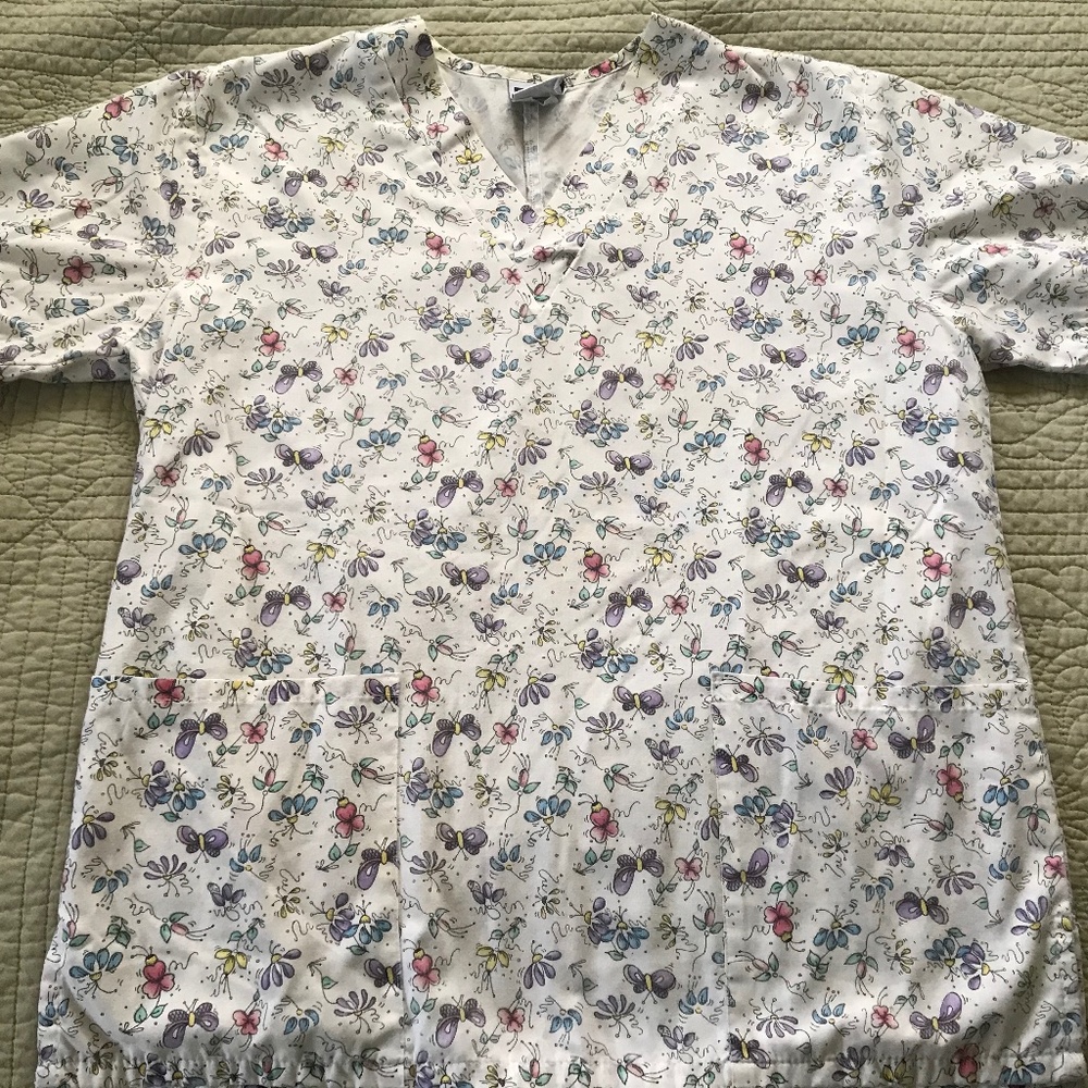 LOS ANGELES ROSE floral scrub top size medium